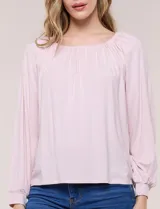Blusa de modal y elastano color blanco, de silueta holgada, escote redondo amplio con elástico interno fruncido y mangas largas fluidas con puños ajustados.