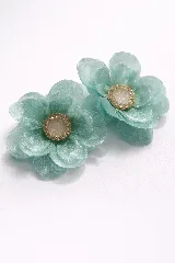 Par de caravanas con diseño de flor de tela color turquesa y centro de resina con strass.