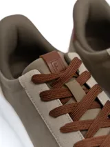 Championes urbanos Marruecos de color negro, confeccionados en ecocuero con detalles de paneles en ecogamuza en los laterales, pas cordones y talón. Poseen suela de goma al tono.