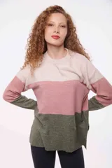 Buzo celeste de tejido de punto con bloques de color en celeste, azul y beige.