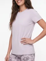 Remera deportiva negra de manga corta, con costuras laterales visibles y calce ajustado.