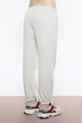 Pantalón de jogging negro de rústico de algodón peruano, de calce clásico, de tiro medio y largo a los tobillos. Cuenta con cintura y puños de rib con elásticos internos para un calce más cómodo. Lleva bolsillos laterales tipo americanos y un bordado marcario a tono en el frente de la prenda como distintivo.