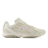 Championes New Balance modelo 204L, de diseño inspirado en el running de los años 2000. Presenta una combinación de tonos beige y crema con detalles en rosa pastel en el logo lateral y el talón. Confeccionados con una capellada de ante de primera calidad y paneles de malla, cuentan con una suela de EVA que ofrece amortiguación y estilo retro.