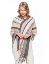 Poncho de tejido de punto, marca Barrington, con diseño de rayas diagonales en tonos rosado, blanco crema y gris oscuro. Presenta cuello en V y terminación con flecos en el ruedo.