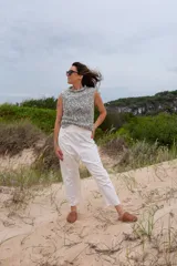 Pantalón de gabardina color blanco, de corte recto y cintura elastizada. Cuenta con bolsillos traseros aplicados.