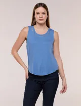Musculosa de tejido acanalado color celeste, sin mangas, con escote redondo decorado con tachas metálicas en el borde y dobladillo redondeado.