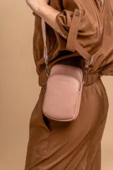 Bandolera compacta color rojo con textura de cuero, correa regulable y desmontable con diseño de rayas rojas y blancas. Cuenta con bolsillos frontales y cierre, interior forrado en tela.