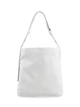 Cartera tipo shopper de cuero color blanco, con correa regulable y herraje metálico.