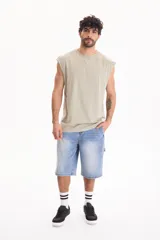 Musculosa de algodón fit oversize con lavado acid wash color marrón, cuello redondo y sisas amplias.