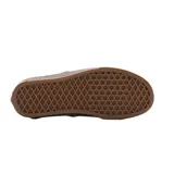 Championes Vans modelo Knu Slip On, de diseño sin cordones, color blanco hueso con suela de goma color marrón. Presentan una silueta robusta con acolchado en el cuello y lengüeta, y el logo de la marca en el lateral.