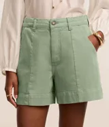 Short regular de talle alto confeccionado en sarga de color marrón, con trabillas para cinturón, cierre con botón y cremallera, bolsillos delanteros y traseros, y pespuntes en contraste.