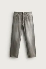 Jeans de corte recto en color gris con efecto lavado, tiro medio y diseño de cinco bolsillos. Confeccionados en tejido rígido, cuentan con cierre frontal de botonadura.