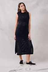 Vestido midi negro tejido a crochet con lurex, cuello redondo y sin mangas.