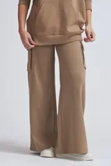 Pantalón deportivo de corte wide leg en color tostado, con diseño cargo que incluye bolsillos laterales. Confeccionado en tejido con elastano para mayor comodidad y libertad de movimiento.