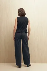 Pantalón de jean celeste claro, de corte ancho, tiro medio y cinco bolsillos.