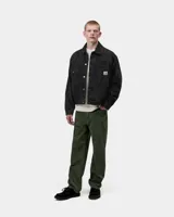 Campera de denim negra con estampa animal print sutil, corte clásico, bolsillos frontales con solapa y cierre de botones metálicos. Incluye la etiqueta con el logo de Carhartt en el bolsillo izquierdo.