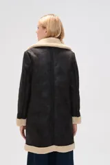 Tapado negro con solapas y forro de piel sintética color crema, de corte recto y doble botonadura.