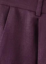 Pantalón de lino estilo sastrero, tiro bajo y diseño de pernera recta con trabillas en la cintura. Cuenta con bolsillos laterales y cierre oculto con botón, gancho y cremallera.