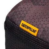Mochila Caterpillar modelo Benson Backpack de color bordó, con diseño geométrico estampado, bolsillos laterales de red y asa superior.