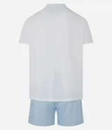 Conjunto de pijama corto para hombre, compuesto por una remera de manga corta con cuello redondo y bolsillo en el pecho, y un short con cintura elástica. Diseño a rayas finas.