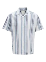 Camisa de manga corta con cuello resort y ajuste relajado. Presenta un diseño de rayas verticales en tonos azules y blancos, con cierre frontal de botones. Confeccionada en una mezcla de algodón y lino, ofrece una textura ligera y fresca.