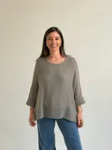 Sweater de tejido tipo waffle color visón, con cuello redondo, mangas amplias con vuelta y corte holgado.