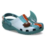 Zuecos tipo crocs con diseño temático de los Miami Dolphins, en colores blanco y turquesa. Presenta una aleta decorativa en la parte superior, dijes Jibbitz con motivos del equipo y correa pivotante en el talón.