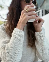 Anillo plateado con diseño abstracto y abierto, realizado en alpaca.