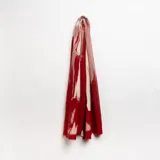 Bufanda pashmina rectangular con diseño abstracto en tonos rojo, rosa y blanco.