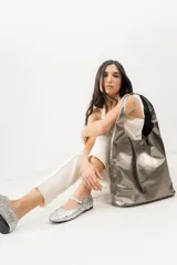 Chatas negras de cuero con correa sobre el empeine y hebilla plateada. Decoradas con tachas plateadas y doradas de diferentes tamaños.