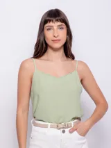 Top color durazno de breteles finos y escote con terminación ondulada.