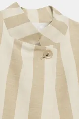Blazer cropped de manga corta de Zara Woman Collection, confeccionado en hilatura con algodón, con diseño a rayas verticales en tonos beige y blanco. Cuenta con cuello subido, bolsillos de vivo en el delantero, forro interior y cierre frontal con botón.