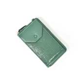 Porta celular verde con solapa y correa larga.