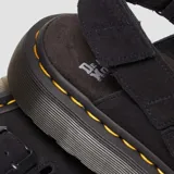 Zapatos slingback Dr. Martens modelo Jorge II, color negro, de gamuza con tira ajustable con hebilla y suela gruesa con costura amarilla característica de la marca.