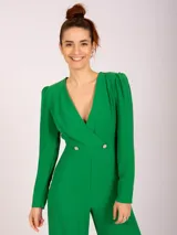 Mono largo de crepé color verde esmeralda, con escote en V cruzado, mangas largas abullonadas y pantalón palazzo. Cierre cruzado con dos botones dorados.