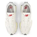 Championes New Balance 327 color crema, con detalles en gris y blanco.