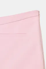 Falda pantalón de tiro bajo en color negro. Presenta falsos bolsillos de vivo en la parte delantera y cierre lateral con cremallera oculta en la costura.