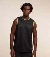 Musculosa deportiva de baloncesto negra con cuello y sisas en blanco. Estampado frontal con la leyenda "New York" y el número 7.