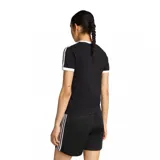 Remera Adidas de corte ajustado, color negro con cuello redondo y bordes de mangas en color blanco. Presenta las icónicas tres rayas blancas en los hombros y el logo del trébol bordado en el pecho.