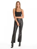 Pantalón bootcut de cuero sintético color negro, con costuras verticales decorativas en el frente y detalle de tachas metálicas en la cintura.