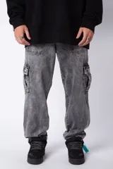 Pantalón cargo de jean con lavado ácido en tono gris, corte holgado, bolsillos laterales tipo cargo y bolsillos frontales tipo parche.