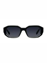 Lentes de sol con montura geométrica de bordes afilados y relieve, color negro con lentes polarizadas oscuras.