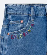 Short de jean de tiro alto con bordados de letras y flores, y terminación desflecada.