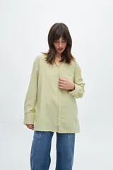 Camisa color coral de manga larga con bolsillo en el pecho.