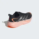 Championes de running Adidas Supernova Glide, color negro con detalles en plateado y suela de espuma en tono naranja traslúcido. Presentan un diseño aerodinámico con empeine textil ligero y sistema de cordones.