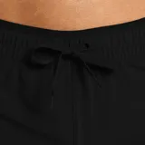 Short de running Saucony Outpace color negro, con cintura elástica y cordón de ajuste externo. Cuenta con un bolsillo trasero con cremallera, dos bolsillos abiertos en el calzoncillo interno y logotipos reflectantes.