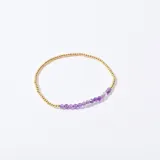 Pulsera de cuentas doradas con detalle de cuentas de amatista.