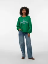 Buzo verde de cuello redondo y manga larga, con calce oversize y estampa frontal con la inscripción "Ballerina" y motivos de cisnes.
