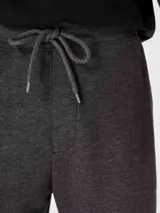 Bermuda básica masculina de color gris oscuro, con cintura elástica y cordón ajustable.