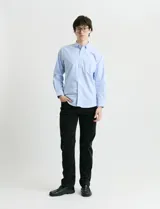 Camisa de tejido Oxford con cuello button-down, manga larga y bolsillo frontal. Presenta botones al tono y un corte clásico.